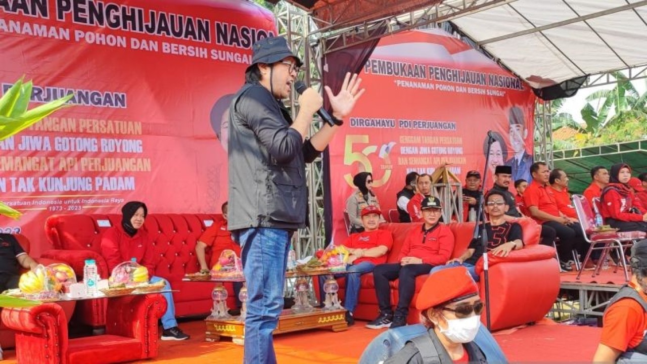 Ketua DPD PDI Perjuangan Jawa Barat (PDIP Jabar) Ono Surono saat memberikan sambutan pada kegiatan Penghijauan Nasional di tepi Sungai Kalimalang, Tambun Selatan, Bekasi, Jawa Barat, Minggu (15/1/2023). ANTARA/Syaiful Hakim