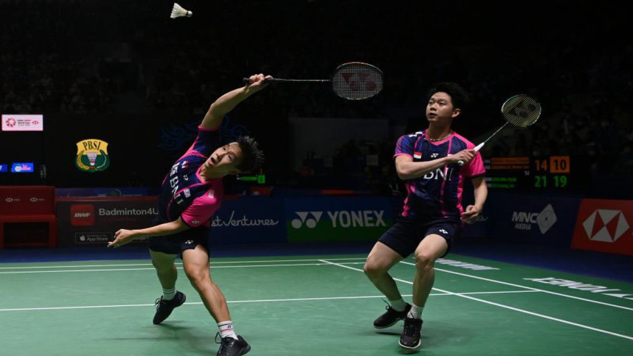 Pebulu tangkis ganda putra Indonesia Marcus Fernaldi Gideon (kiri) dan Kevin Sanjaya Sukamuljo mengembalikan kok ke arah ganda putra Korea Selatan Kang Min Hyuk/Seo Seung Jae dalam babak 16 besar Indonesia Open 2022 di Istora Senayan, Jakarta, Kamis (16/6/2022). ANTARA FOTO/Sigid Kurniawan/hp. (ANTARA FOTO/SIGID KURNIAWAN)