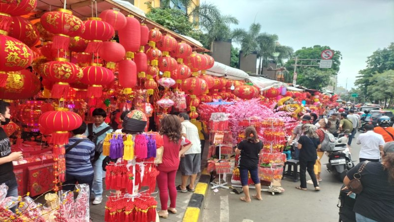 Pedagang lampion di pasar Petak Sembilan, Selasa (17/1/2023) ANTARA / Walda