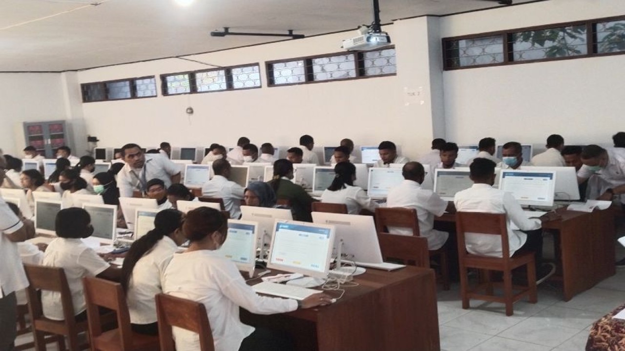 Sebanyak 169 Calon Pegawai Pemerintah dengan Perjanjian Kerja (PPPK) lamaran umum dengan formasi tenaga pendidik mengikuti ujian seleksi prioritas 4 (P4) yang dilaksanakan 18 -19 Januari 2023. ANTARA/Penina F Mayaut.