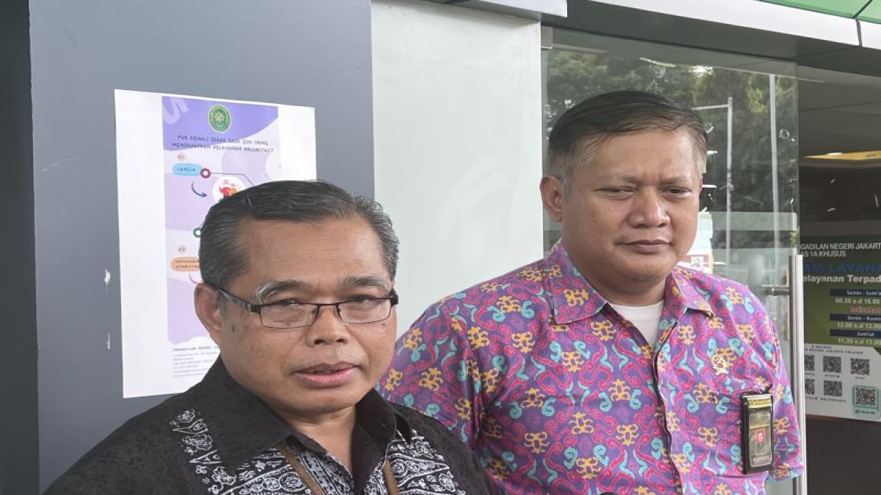 Pejabat Humas PN Jakarta Selatan Djuyamto (kiri) memberikan keterangan kepada wartawan di PN Jakarta Selatan, Jakarta, Jumat (6/1/2023). (ANTARA/Putu Indah Savitri)