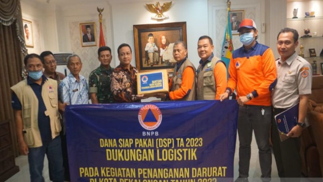 Direktur Dukungan Infrastruktur Darurat BNPB Zaenal Arifin bersama Wali Kota Pekalongan Afzan Arslan Djunaid berfoto bersama pada kegiatan penyerhan bantuan dana logistik penanganan darurat banjir di Pekalongan, Jateng, Rabu (4/1/2023). (FOTO ANTARA/Kutnadi)Direktur Dukungan Infrastruktur Darurat BNPB Zaenal Arifin bersama Wali Kota Pekalongan Afzan Arslan Djunaid berfoto bersama pada kegiatan penyerhan bantuan dana logistik penanganan darurat banjir di Pekalongan, Jateng, Rabu (4/1/2023). (FOTO ANTARA/Kutnadi)