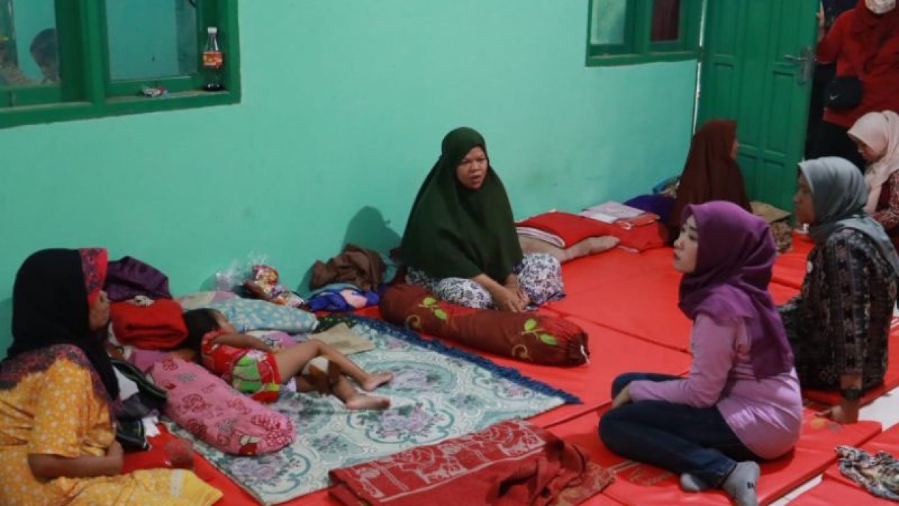 Ketua Tim Penggerak PKK Kota Pekalongan, Jateng, Inggit Soraya sedang menghibur warga korban banjir di pengungsian, Kamis (5/1/2023). (FOTO ANTARA/Kutnadi)