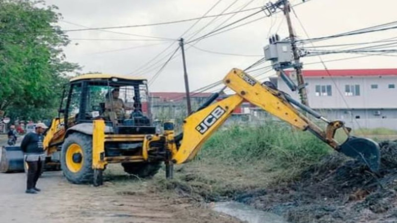 Petugas mengoperasikan alat berat di lokasi pembangunan drainase di Jalan Guru, Kota Pekanbaru, Provinsi Riau. (ANTARA/HO Pemko Pekanbaru)