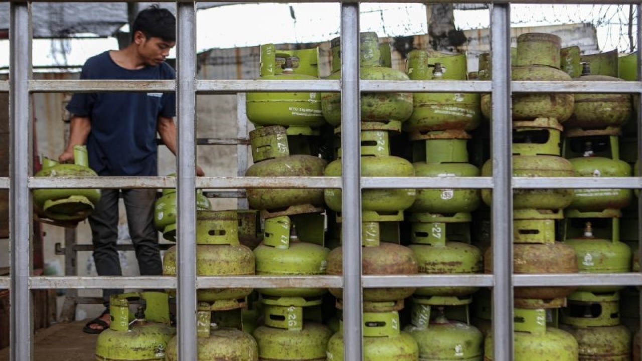 Pekerja mengangkut tabung gas elpiji 3 kg di Pangkalan Gas di Cipondoh, Kota Tangerang, Banten, Selasa (3/1/2023). ANTARA FOTO/Fauzan/foc.
