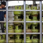 Pekerja mengangkut tabung gas elpiji 3 kg di Pangkalan Gas di Cipondoh, Kota Tangerang, Banten, Selasa (3/1/2023). ANTARA FOTO/Fauzan/foc.-1673852156