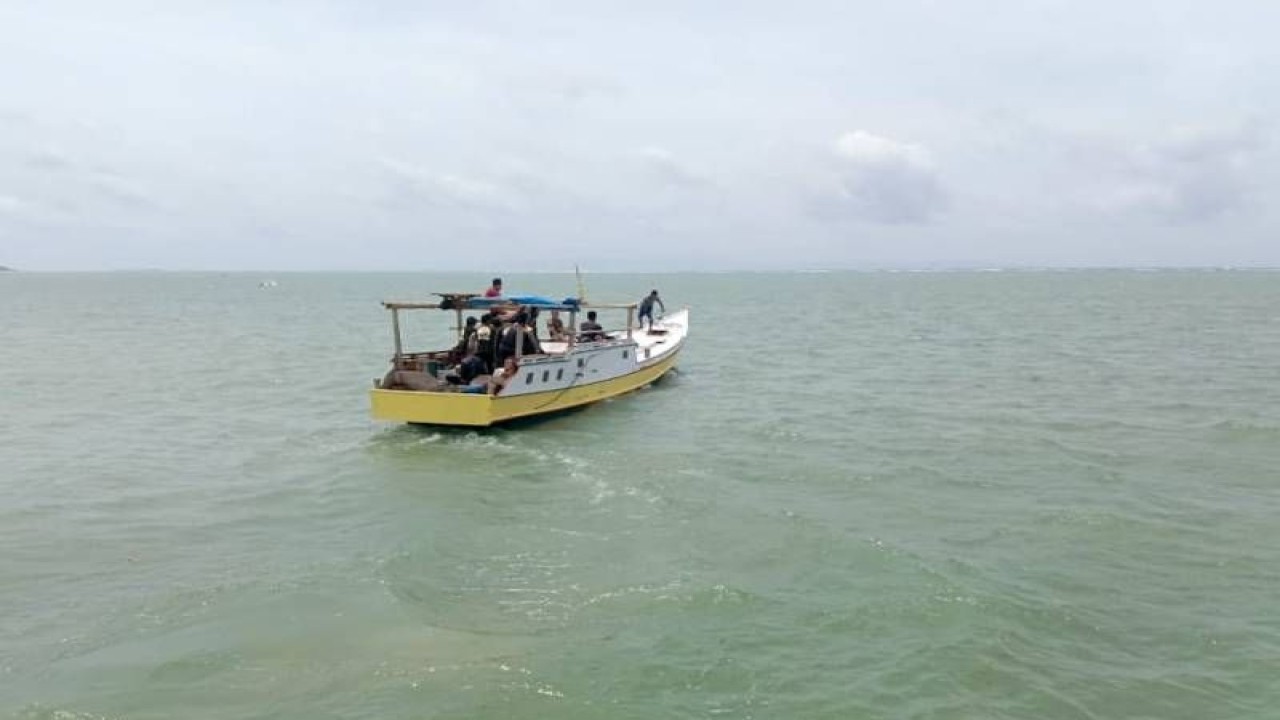 Kapal membawa lima korban selamat KM Kasman dievakuasi ke Pelabuhan Selayar, Senin,(2/1/2023).ANTARA/HO-