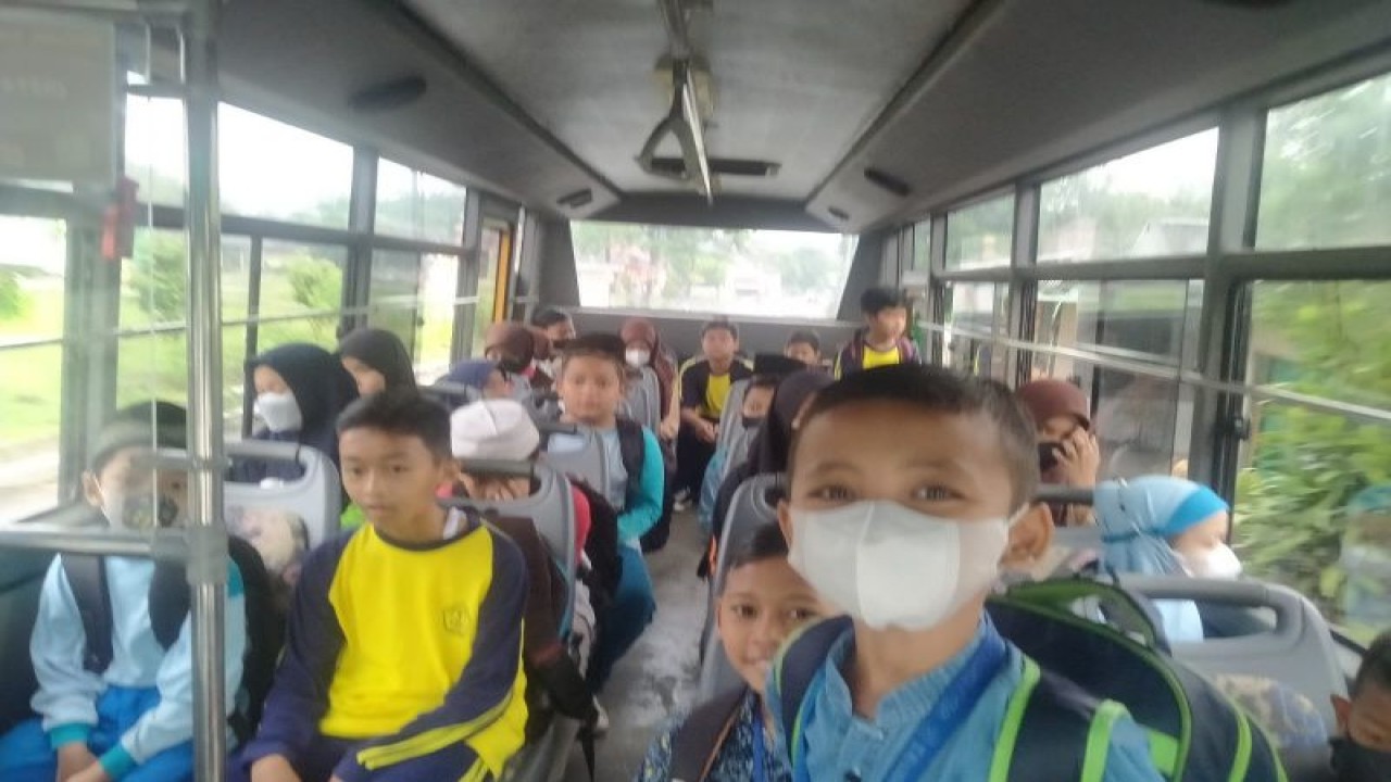 Wajah ceria pelajar di Gunungkidul yang naik bus sekolah. (ANTARA/HO-Dokumen Dinas Perhubungan Gunungkidul)