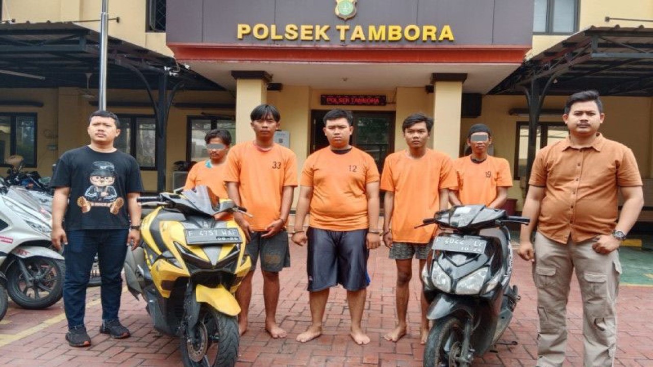 Lima pelaku pencurian motor dengan modus menjadi polisi gadungan di kantor Polsek Tambora, Jakarta Barat, Kamis (5/1/2023). ANTARA / HO- Polsek Tambora