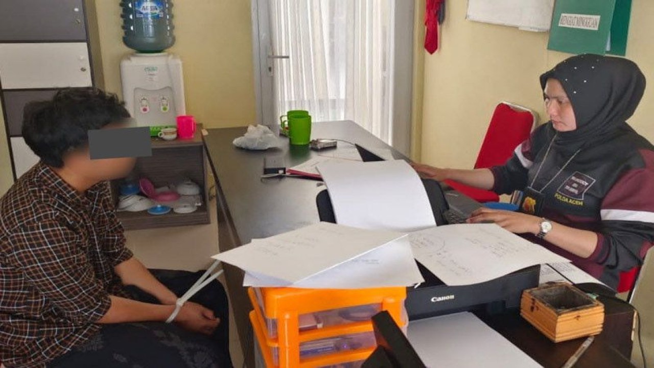 Penyidik Polda Aceh memeriksa terduga pelaku sodomi terhadap lima santri, di Mapolda Aceh, Banda Aceh, Kamis (19/1/2023). ANTARA/HO-Bidhumas Polda Aceh