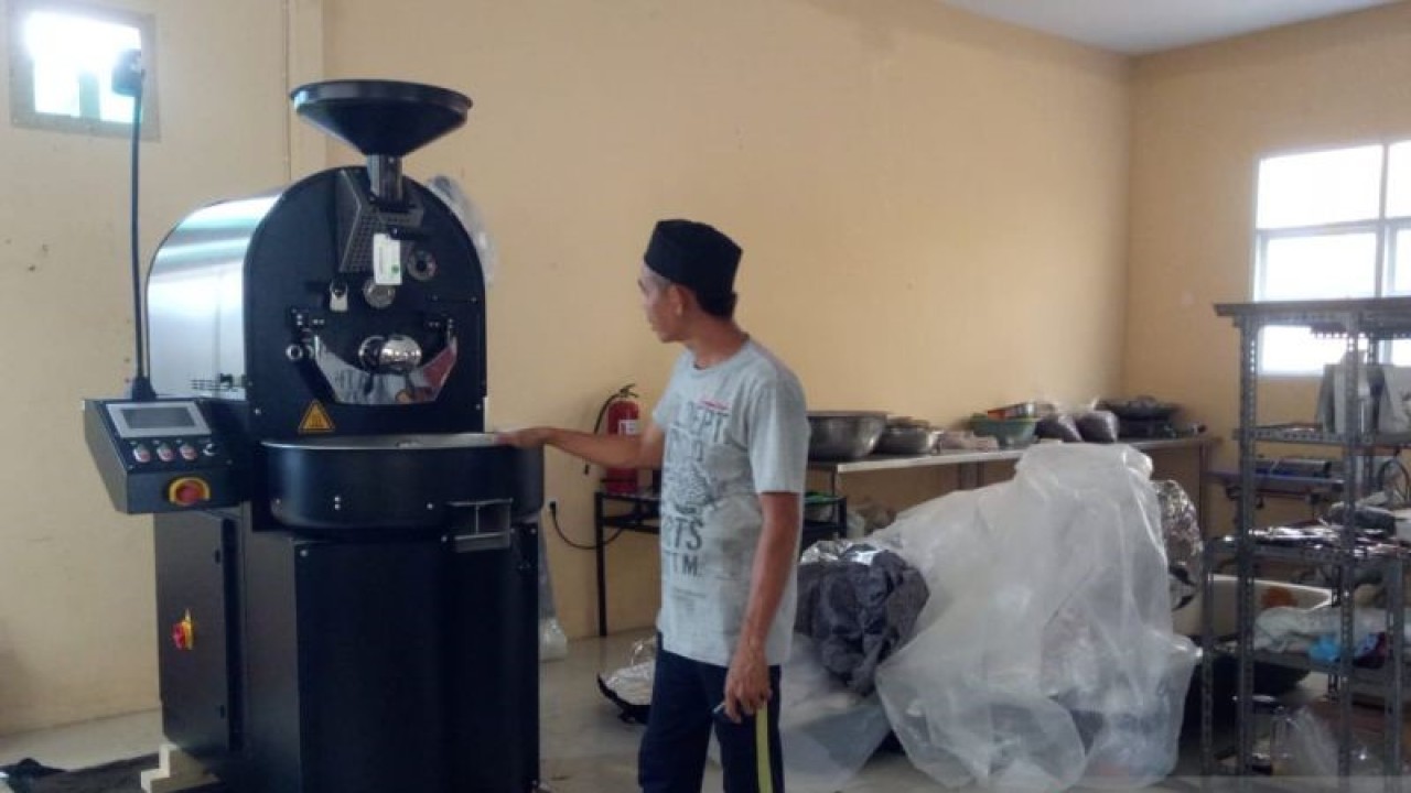 Pelaku IKM asal Kabupaten Luwu yang menerima mesin pengolahan kopi dari Dinas Perindustrian Sulsel. ANTARA Foto/HO-Humas Pemprov Sulsel