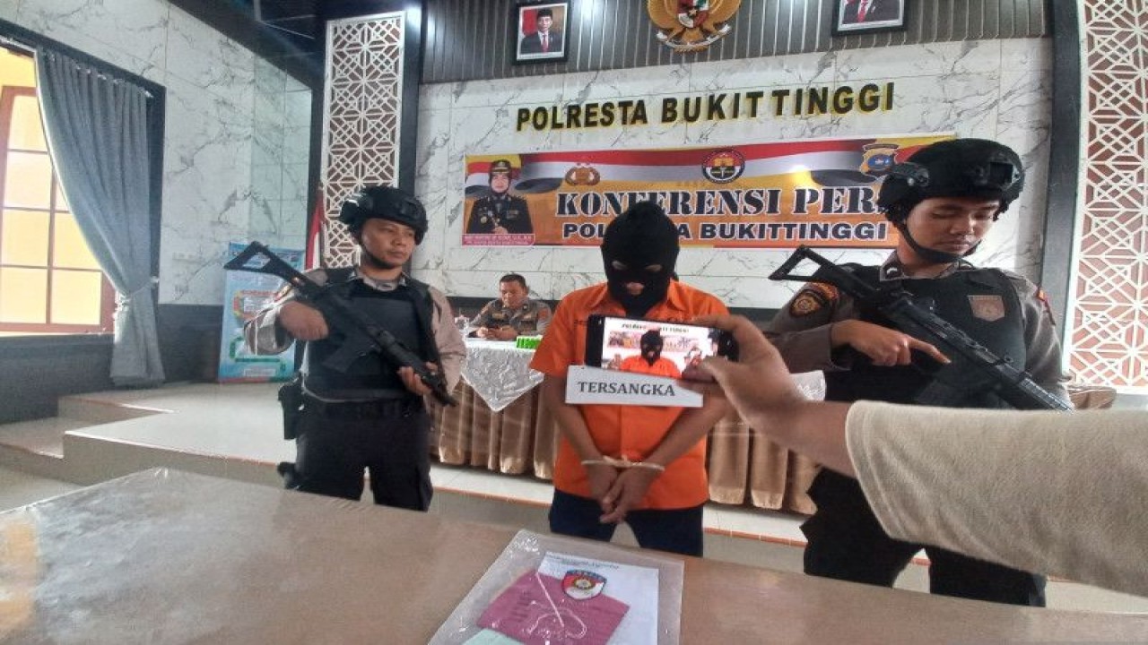 Pelaku kasus penipuan hewan kurban di Bukittinggi inisial AD saat konferensi pers di Mapolresta Bukittinggi, Sumatera Barat.  ANTARA/Al Fatah