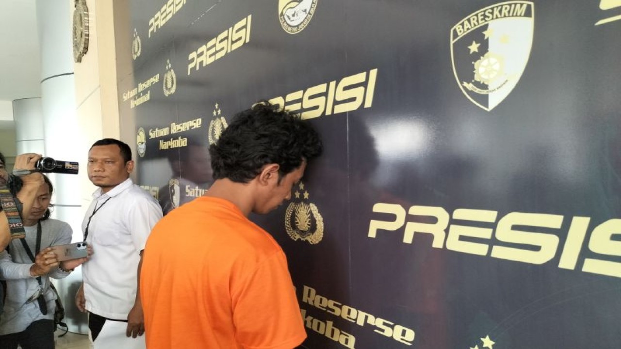 SAM (23), tersangka pelaku kekerasan seksual di kantor J&T saat jumpa pers di Polres Metro Jakarta Barat, Senin (30/1/2023). ANTARA/Walda