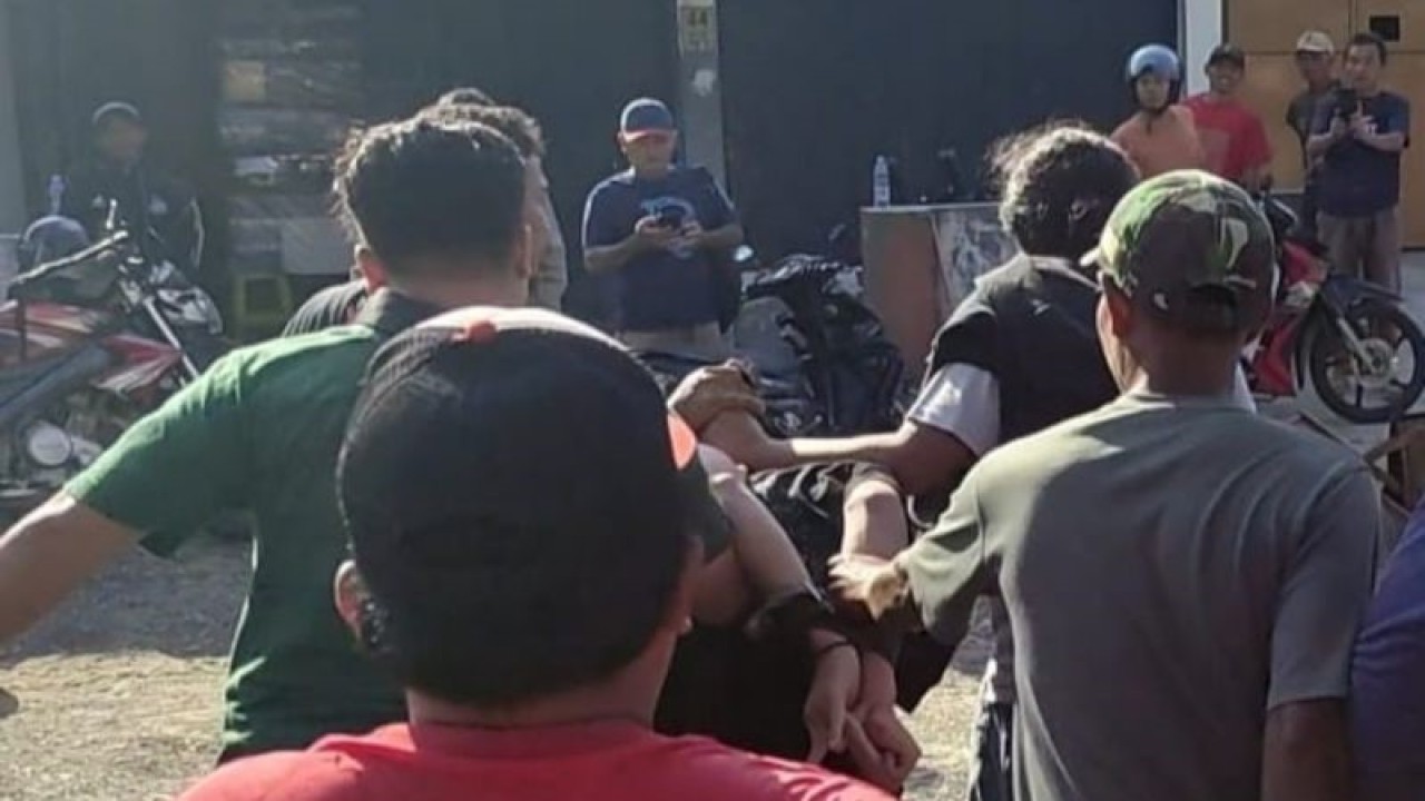 Aparat Kepolisian menggelandang pelaku pencurian sepeda motor lintas provinsi yang melarikan diri saat hendak ditangkap bersama dua temannya saat mobil yang mereka tumpangi di Jalan Kudus-Purwodadi, di Desa Tanjungkarang, Kecamatan Jati, Kabupaten Kudus, dihentikan Tim Kejahatan dan Kekerasan (Jatanras) Polda Jateng, Sabtu (14/1/2023). (ANTARA/Akhmad Nazaruddin Lathif)