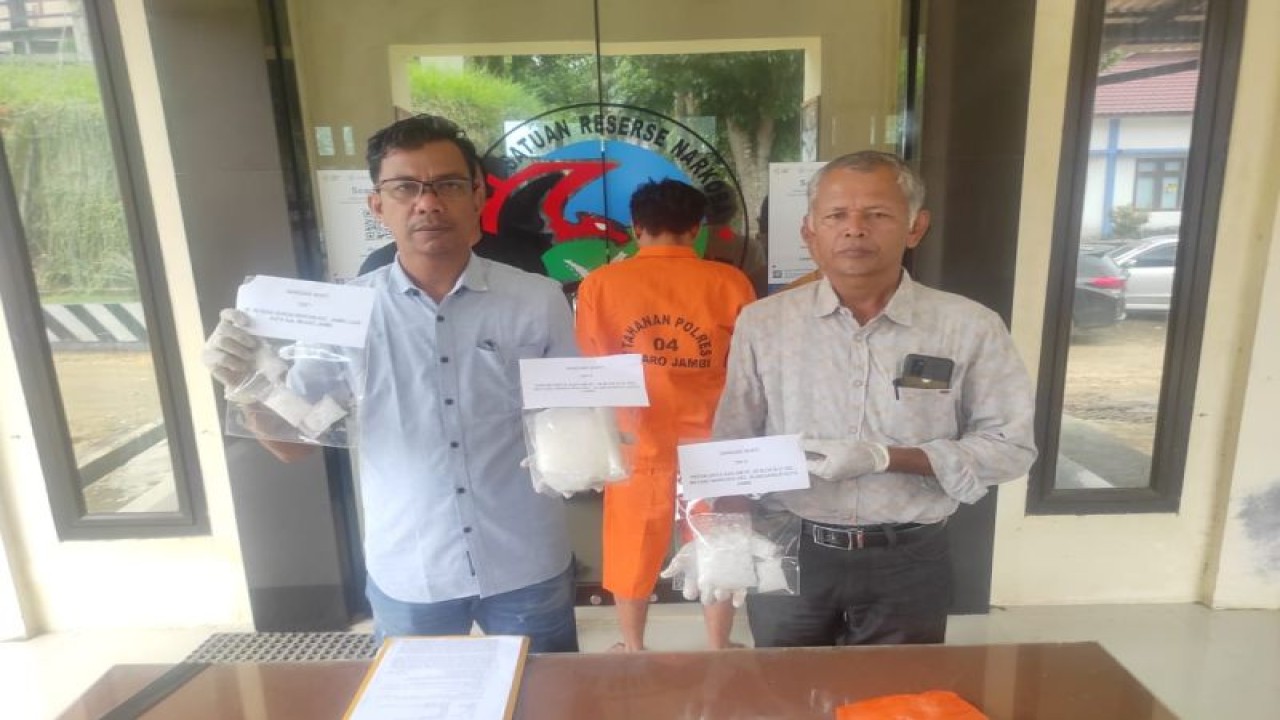 Pelaku pengemudi ojek yang ditangkap Polres Muaro Jambi, karena kedapatan membawa dan menyimpan satu kilogram sabu-sabu.ANTARA/HO-Polres Muaro Jambi