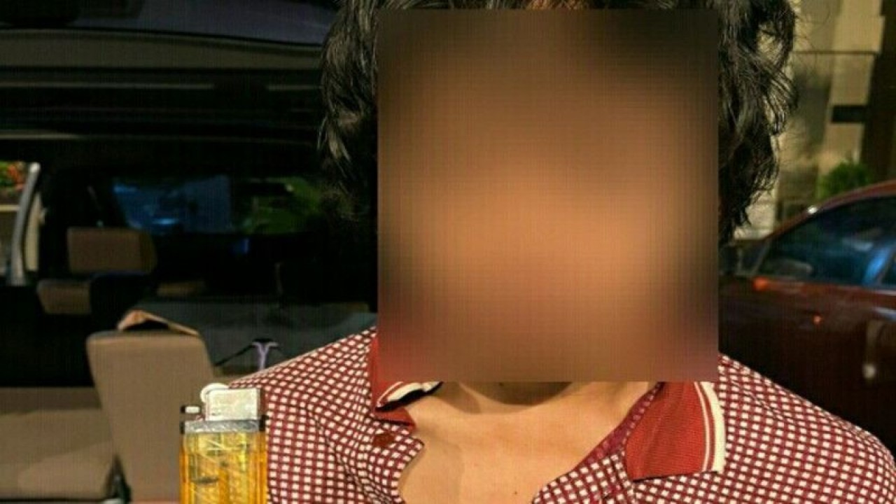 Pelaku terduga pembakaran rumah yang diamankan petugas. ANTARA/HO-Humas Polda Sulut