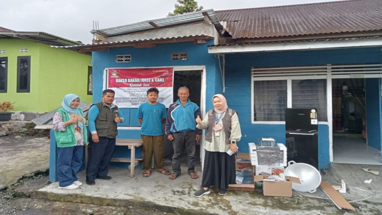 Penyaluran bansos program Pahlawan Ekonomi Nusantara (PENA) kepala pelaku UMKM di Rejang Lebong belum lama ini. ANTARA/HO-Kemensos