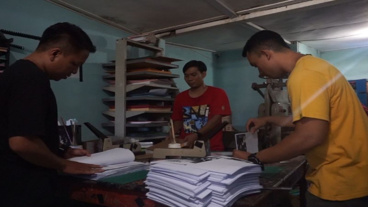 Pelaku usaha mikro kecil dan menengah (UMKM) di Nusa Tenggara Barat memanfaatkan listrik dari PLN untuk mengembangkan usahanya. ANTARA/HO-PLN