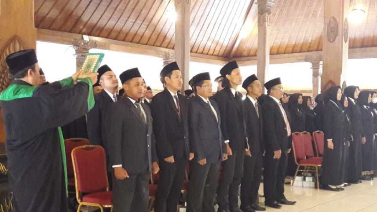 Pelantikan 100 anggota Panitia Pemilihan Kecamatan Pemilu Serentak 2024 di Pendopo Pengayoman Temanggung, Kabupaten Temanggung, Jawa Tengah, Rabu (4/1/2023). (ANTARA/Heru Suyitno)