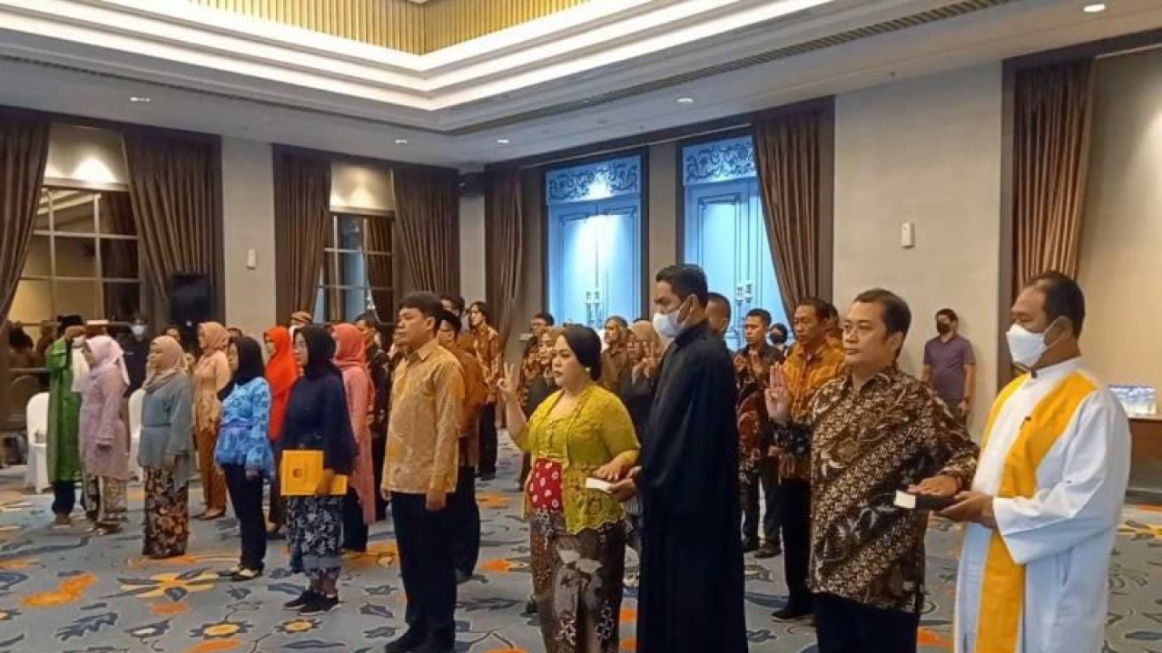 Pelantikan anggota PPK Pemilu Serentak 2024 di Hotel Swiss Bellin, Kota Surakarta, Jawa Tengah, Rabu (4/1/2023). (ANTARA/Bambang Dwi Marwoto)