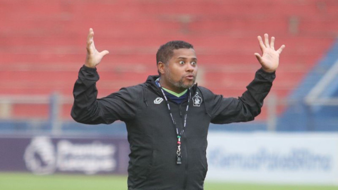 Pelatih Persik Kediri Divaldo Alves memberikan arahan kepada pemain saat memimpin latihan di Stadion Brawijaya, Kota Kediri, Jawa Timur, Rabu (31/8/2022). ANTARA FOTO/Prasetia Fauzani/aww.