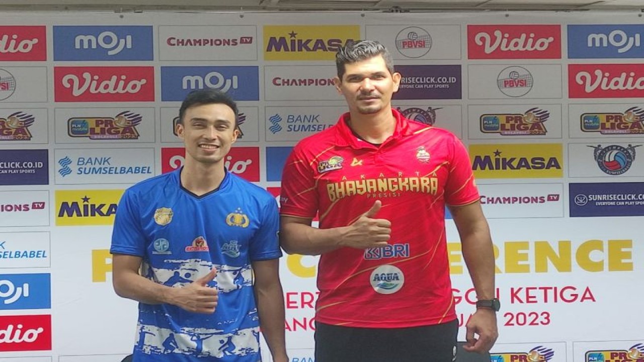 Pelatih kepala Jakarta Bhayangkara Presisi Reidel Alfonso Gonzalez Toiran (kanan) saat konferensi pers dalam PLN Mobile Proliga 2023 pekan ketiga putaran pertama seri Palembang, Sumatera Selatan, Kamis (19-1-2023)ANTARA/M Riezko Bima Elko P