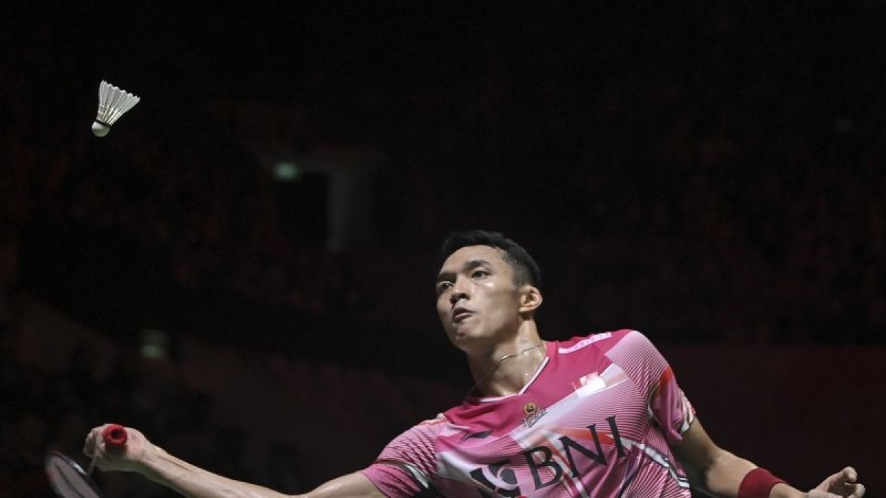 Pebulu tangkis tunggal putra Indonesia Jonatan Christie mengembalikan kok ke arah lawannya pebulu tangkis tunggal putra China Shi Yu Qi dalam babak semifinal turnamen Daihatsu Indonesia Masters 2023 di Istora Gelora Bung Karno, Senayan, Jakarta, Sabtu (28/1/2023). . ANTARA FOTO/M Risyal Hidayat/YU