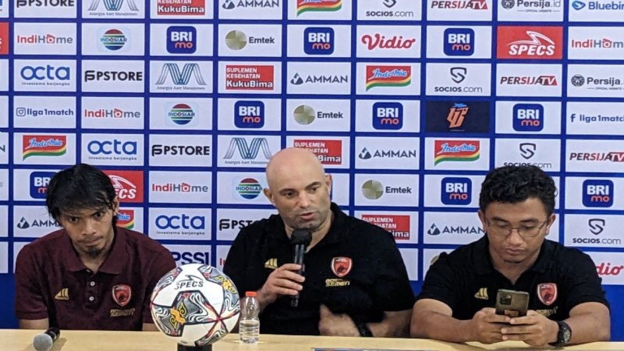 Pelatih PSM Bernardo Tavares (tengah) gelandang skuadnya Rasyid Bakri (kiri) memberikan pernyataan usai laga lanjutan Liga 1 Indonesia 2022-2023 kontra Persija, yang dimenangkan skuad "Macan Kemayoran" dengan skor 4-2, di Stadion Patriot Candrabhaga, Bekasi, Rabu (25/1/2023). (ANTARA/Michael Siahaan)