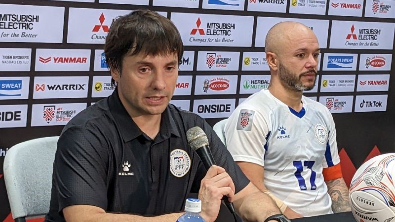 Pelatih tim nasional Filipina Josep Ferre (kiri) dan kapten skuadnya Stephan Schrock memberikan pernyataan kepada media pada konferensi pers selepas laga Grup A Piala AFF 2022 kontra Indonesia di Stadion Rizal Memorial, Manila, Filipina, Senin (2/1/2023). (ANTARA/Michael Siahaan)