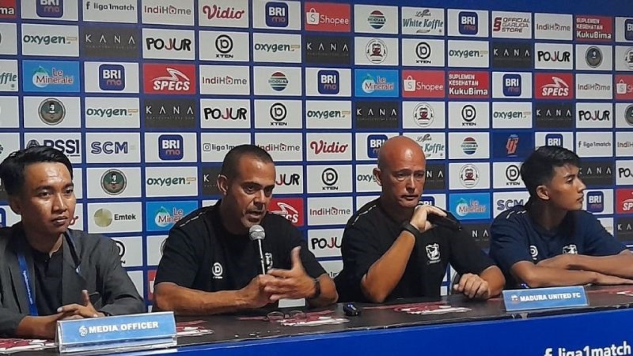 Pelatih Madura United FC Fabio Araju Lefundes saat menyampaikan keterangan pers seusai pertandingan melawan Persebaya Surabaya di ruang media center Stadion Gelora Madura Ratu Pamelingan Pamekasan, Minggu (29/1/2023). ANTARA/Abd. Aziz