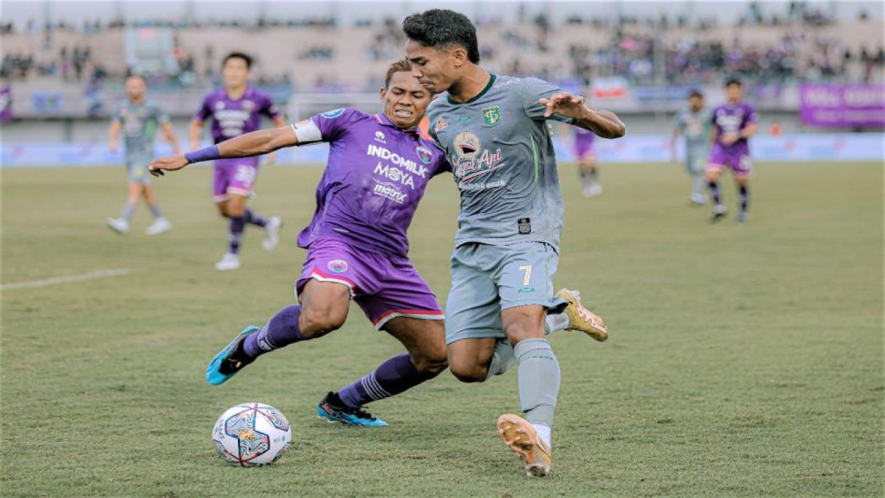 Pesepak bola Persebaya Surabaya Marselino Ferdinan (kanan) berebut bola dengan pesepak bola Persita Tangerang Muhammad Toha (kiri) pada pekan ke-18 Liga 1 Indonesia 2022/2023 di Stadion Indomilk Arena, Tangerang, Banten, Rabu (18/1/2023). (ANTARA/HO-Persebaya)