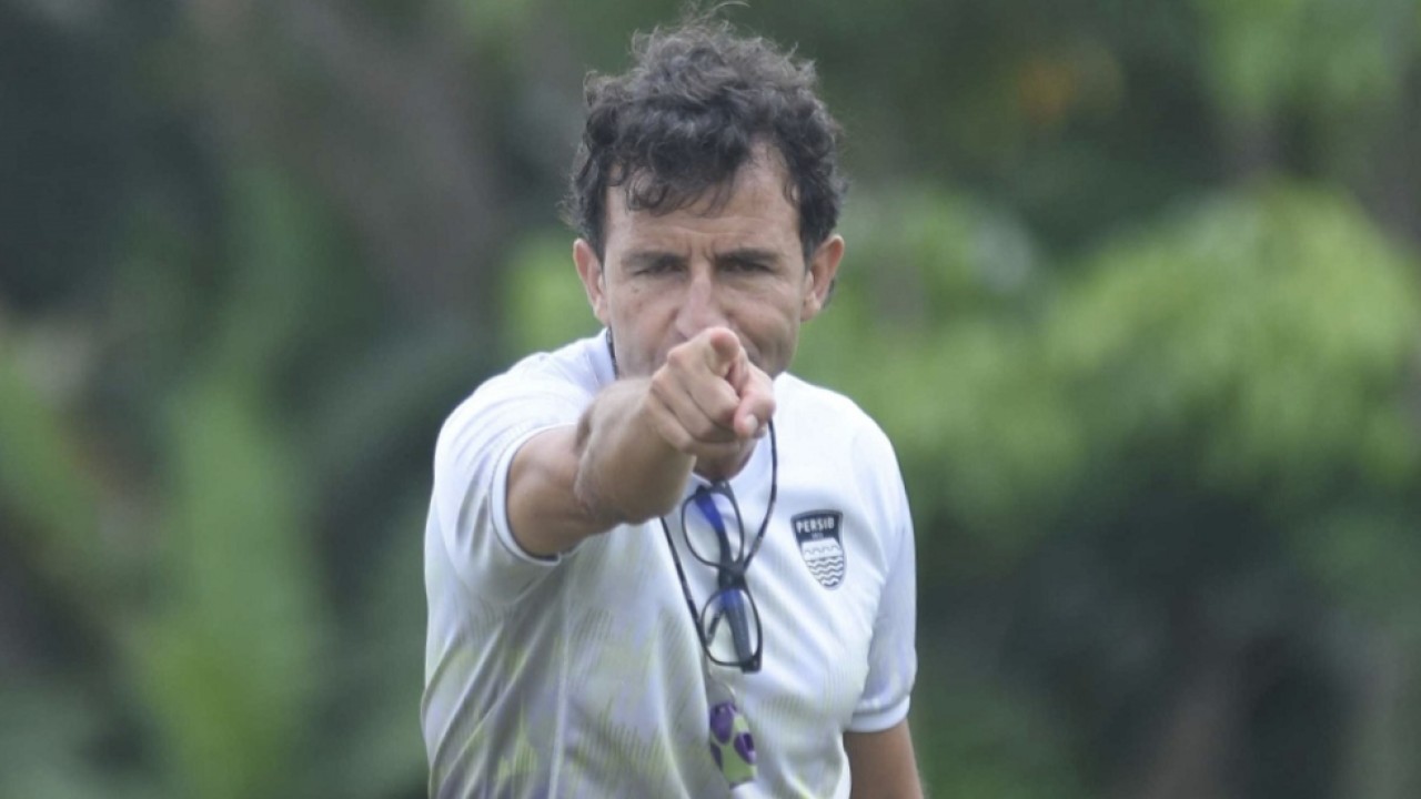 Pelatih Persib Luis Milla