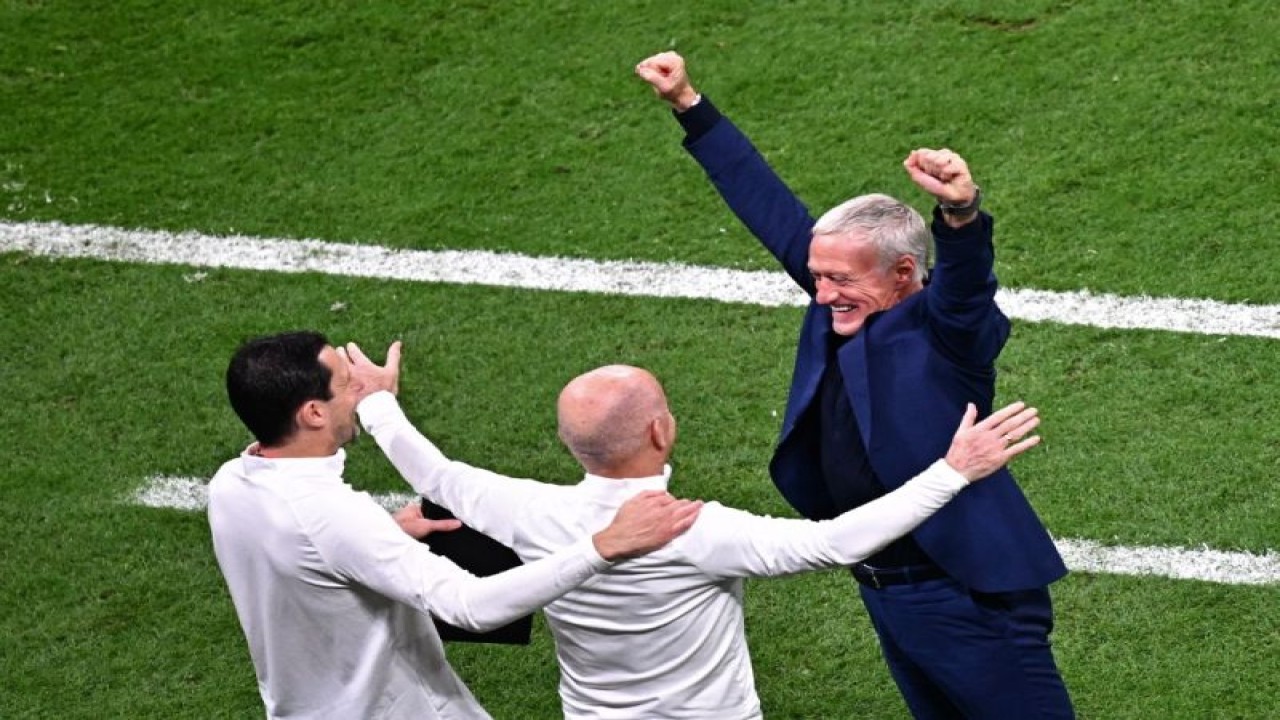 Pelatih Prancis Didier Deschamps (kanan) saat laga semifinal Piala Dunia Qatar 2022 antara Prancis dan Maroko di Stadion Al-Bayt di Al Khor, Doha, pada 14 Desember 2022. (Photo by Anne-Christine POUJOULAT / AFP) (AFP/ANNE-CHRISTINE POUJOULAT)