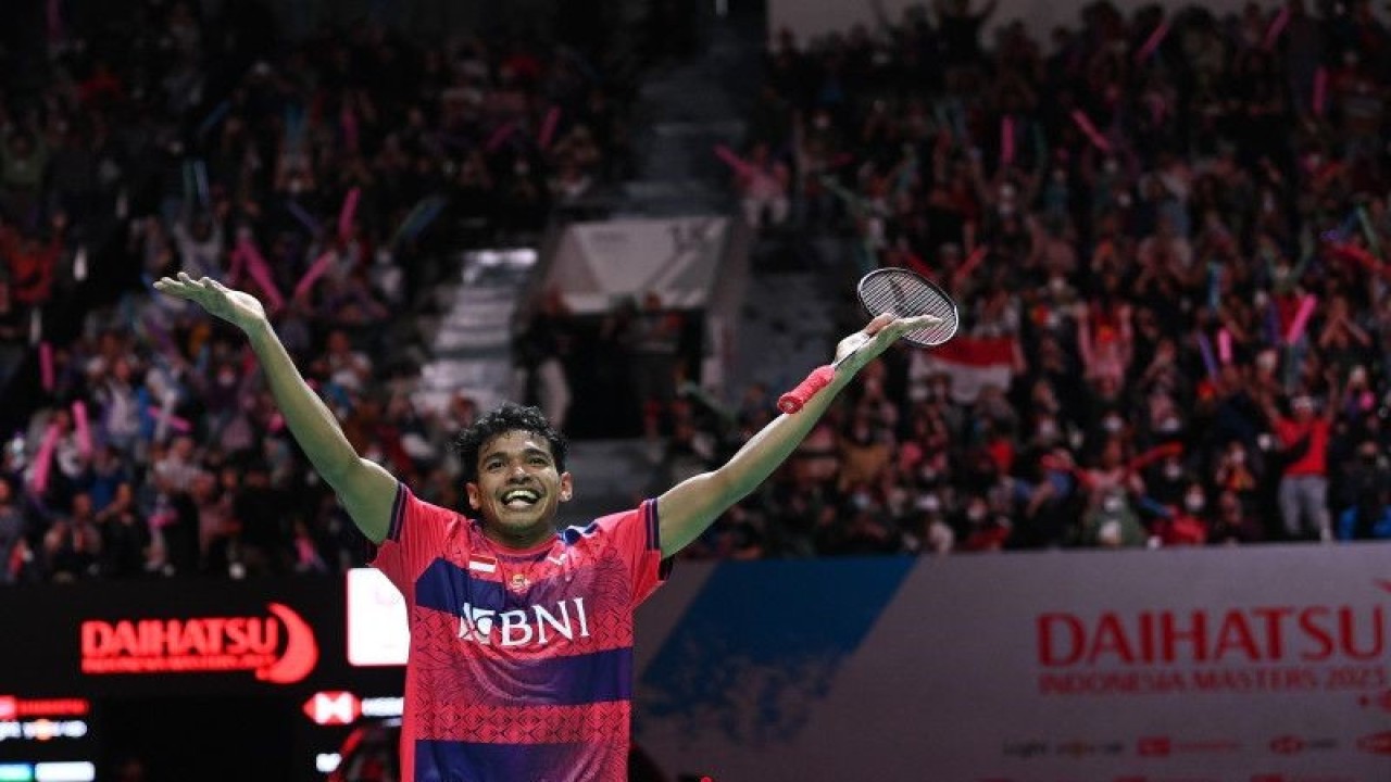 Pebulu tangkis tunggal putra Indonesia Chico Aura Dwi Wardoyo meluapkan kegembiraannya usai memenangi pertandingan melawan pebulu tangkis tunggal putra Hongkong Ng Ka Long Angus dalam babak semi final turnamen Daihatsu Indonesia Masters 2023 di Istora Gelora Bung Karno, Jakarta, Sabtu (28/1/2023). ANTARA FOTO/Indrianto Eko Suwarso