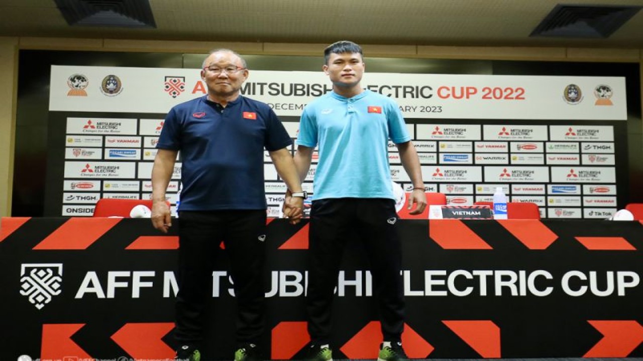 Pelatih tim nasional Vietnam Park Hang-seo (kiri) dan penyerang skuadnya Pham Tuan Hai berfoto usai konferensi pers sebelum laga leg pertama semifinal Piala AFF 2022 melawan Indonesia di Stadion Utama Gelora Bung Karno (SUGBK), Jakarta, Kamis (5/1/2023). (ANTARA/HO-VFF)
