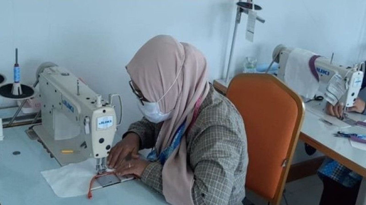 Seorang peserta tengah mengikuti program pelatihan kerja tata busana yang digelar PPKD Jakarta Barat tahun 2022. ANTARA/HO-PPKD Jakarta Barat