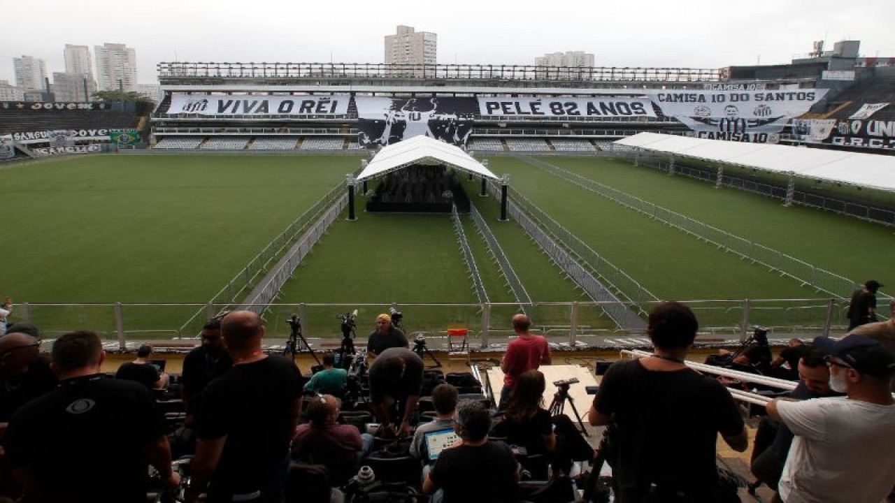 Suasana di dalam Stadion Vila Belmiro sebelum acara penghormatan terakhir kepada legenda sepak bola Brazil, Pele, di kota Santos, negara bagian Sao Paulo, pada 2 Januari 2023. Melek selama 24 jam demi Pele digelar di Vila Belmiro mulai 2 Januari yang akan diikuti dengan prosesi pemakaman sebelum Pele dikebumikan di astana Necropole Memorial Cemetery di Santos pada 3 Januari 2023. (AFP/MIGUEL SCHINCARIOL)