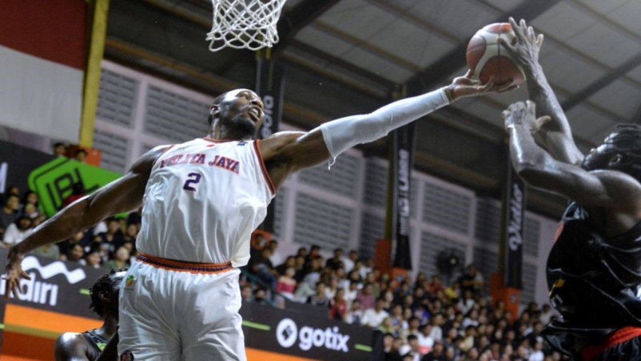 Pebasket Pelita Jaya Bakrie Jakarta Dominique Leondras Sutton (kiri) berebut bola dengan pebasket Indonesia Patriots Jerome Anthony Beane Jr (kanan) saat pertandingan Indonesian Basketball League (IBL) 2023 di GOR Merpati, Denpasar, Bali, Sabtu (21/1/2023). Pelita Jaya Bakrie Jakarta menang atas Indonesia Patriots dengan skor 78-66. ANTARA FOTO/Fikri Yusuf/hp. (ANTARA FOTO/FIKRI YUSUF)