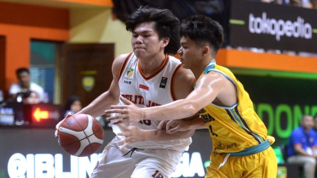 Pebasket Pelita Jaya Bakrie Jakarta Esha Lapian (kiri) berebut bola dengan pebasket Satya Wacana Salatiga Ignatio Galih Brahmana (kanan) saat pertandingan Indonesian Basketball League (IBL) 2023 di GOR Merpati, Denpasar, Bali, Selasa (17/1/2023). ANTARA FOTO/Fikri Yusuf/hp. (ANTARA FOTO/FIKRI YUSUF)