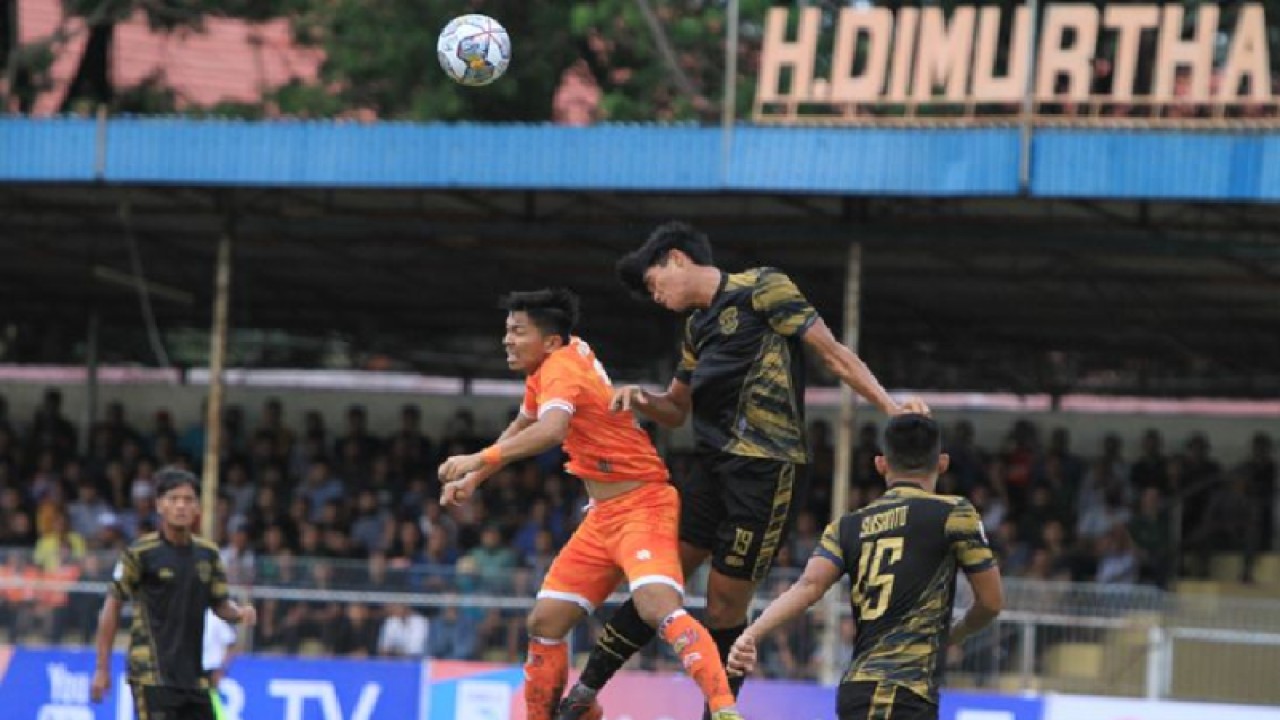Arsip - Pemain Persiraja merebut bola saat melawan Perserang Banten di Stadion H Dimurthala Banda Aceh, Sabtu (1/10/2022) (ANTARA/HO