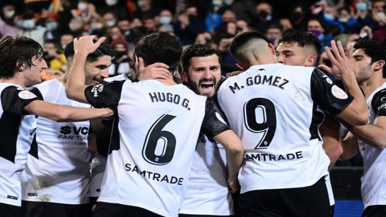 Pemain Valencia melakukan selebrasi saat turun di Copa del Rey melawam Cadiz CF di Mestalla, 2 Februari 2022.(AFP/JOSE JORDAN)