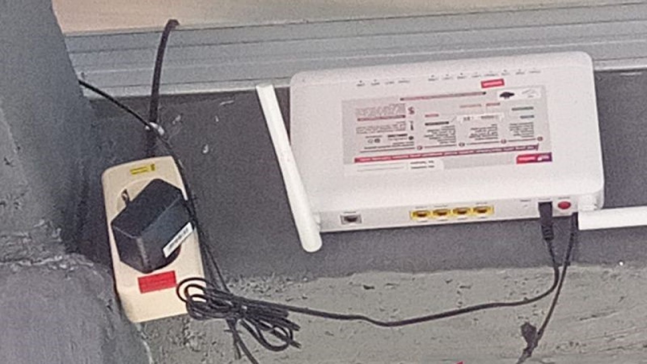 Pemasangan modem internet di Desa Pasar Baru, Kabupaten Mukomuko, Senin (16/1/2022) ANTARA/HO-Istimewa