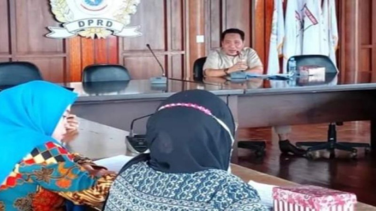Pembahasan Rancangan Peraturan Daerah (Ranperda) tentang bantuan hukum bagi orang miskin di DPRD Provinsi Sulawesi Barat (Sulbar) memasuki tahap final di Mamuju, Senin (23/1/2023) ANTARA Foto/M Faisal Hanapi