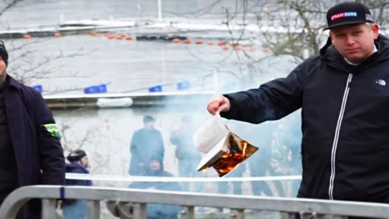 Politisi sayap kanan Swedia-Denmark Rasmus Paludan melakukan pembakaran Al-Qur'an di depan kedutaan Turki di ibukota Swedia pada Sabtu (21/1/2023). (Istimewa/Net)