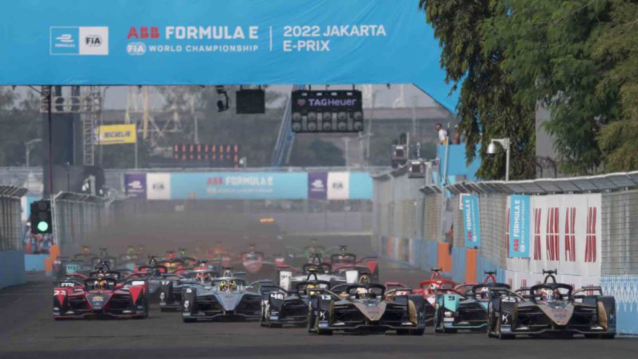 Pembalap melaju usai start pada balapan Formula E seri kesembilan di Jakarta International E-Prix Circuit (JIEC), Jakarta, Sabtu (4/6/2022). Pembalap Jaguar TCS Mitch Evans menjadi pemenang usai menjadi yang tercepat menyelesaikan putaran 40 lap dengan catatan waktu 48 menit 28, 424 detik, diikuti pembalap DS Techeetah Jean-Aric Vergne (48 menit 29,157 detik) dan pembalap Rokit Venturi Racing Edoardo Mortara (48 menit 29,391 detik). ANTARA FOTO/Wahyu Putro A/wsj.