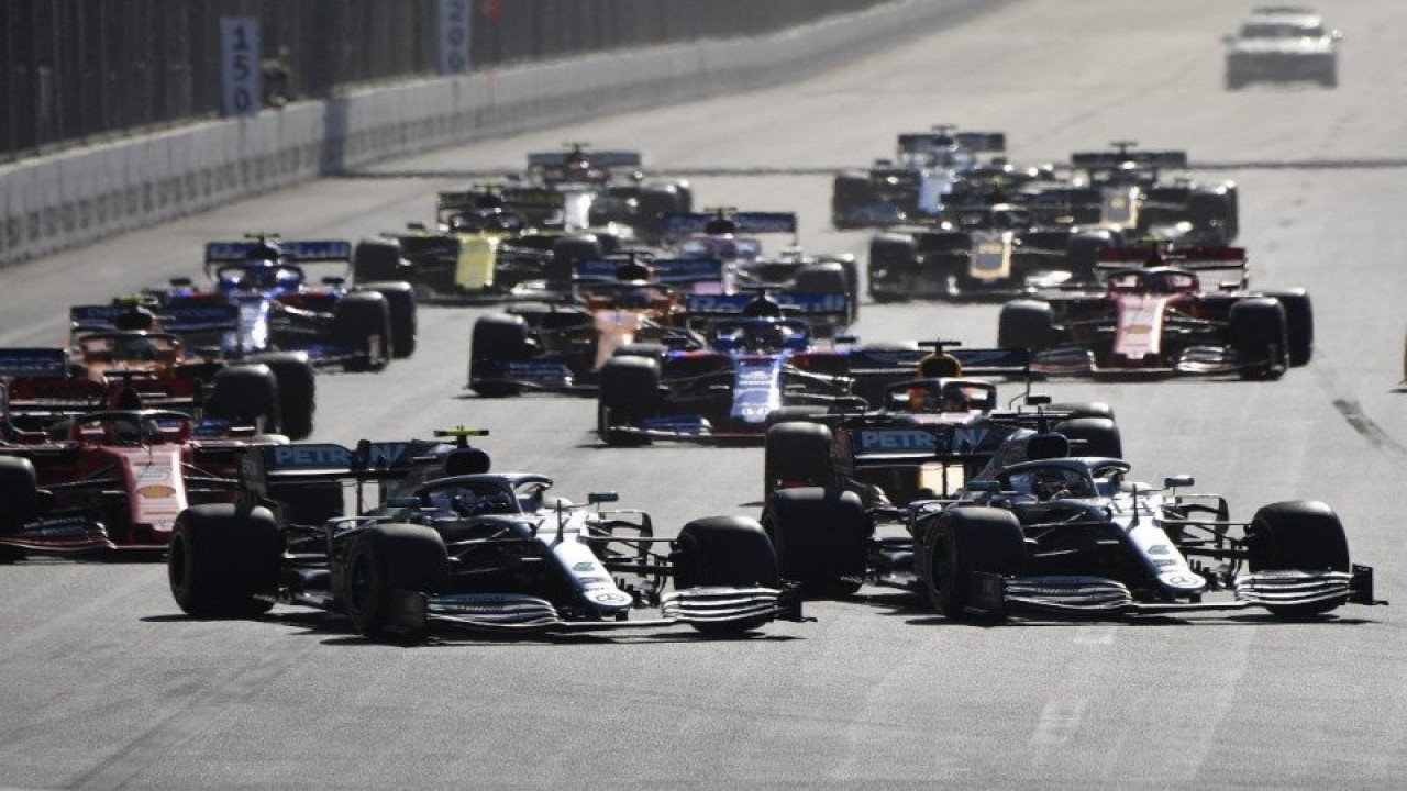 Para pebalap melakukan start saat balap Formula One Azerbaijan Grand Prix di Baku City Circuit, Baku pada 28 April 2019. (Photo by Alexander NEMENOV / AFP) (AFP/ALEXANDER NEMENOV)