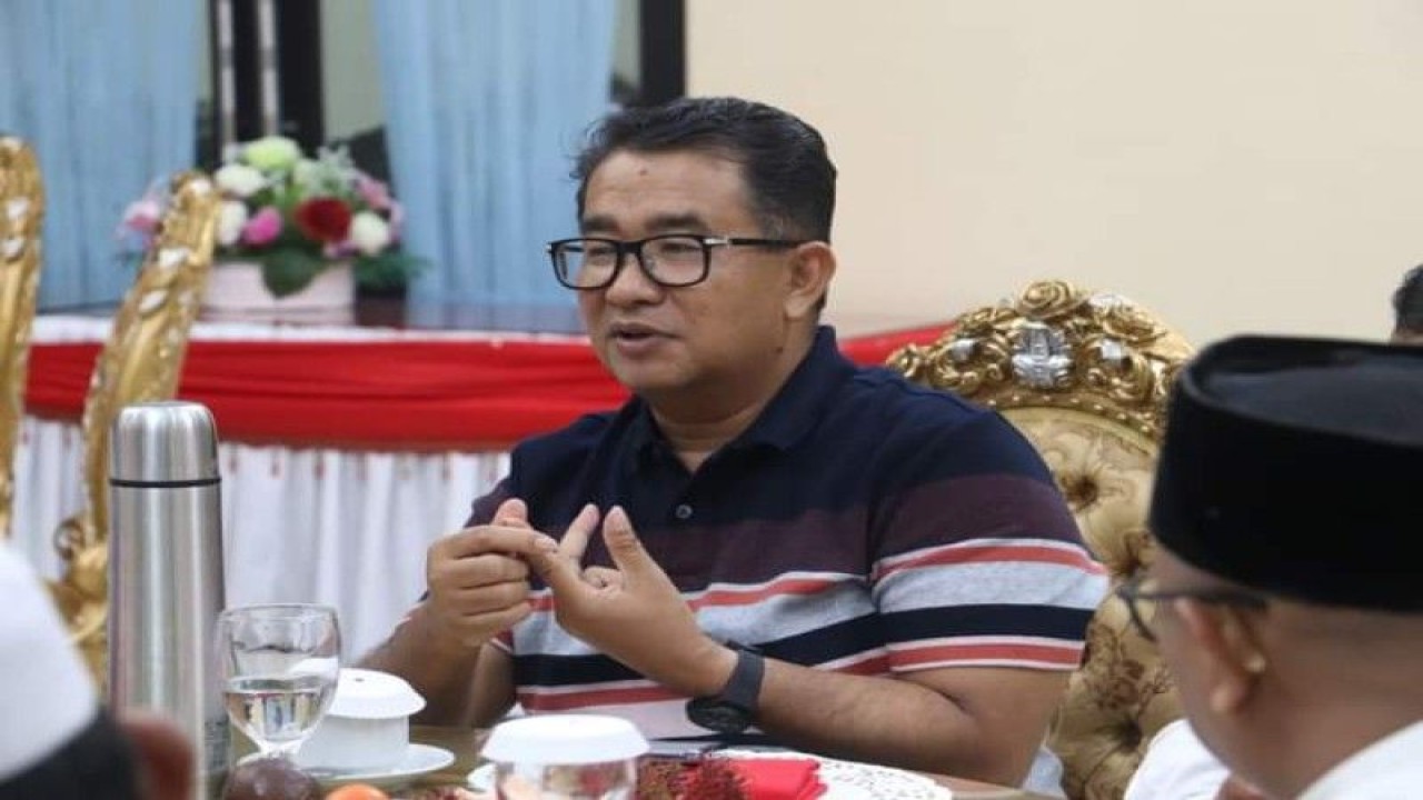 Penjabat Gubernur Sulbar Akmal Malik mendengarkan permintaan lembaga keagamaan di Sulbar seperti Majelis Ulama Indonesia (MUI), Badan Wakaf Indonesia (BWI) dan Badan Amil Zakat Nasional (BAZNAS) dan Kemenag Sulbar yang meminta agar pemerintah Sulbar membangun Gedung Islamic Center di Mamuju, Kamis (12/1/2022) ANTARA Foto/ M Faisal Hanapi