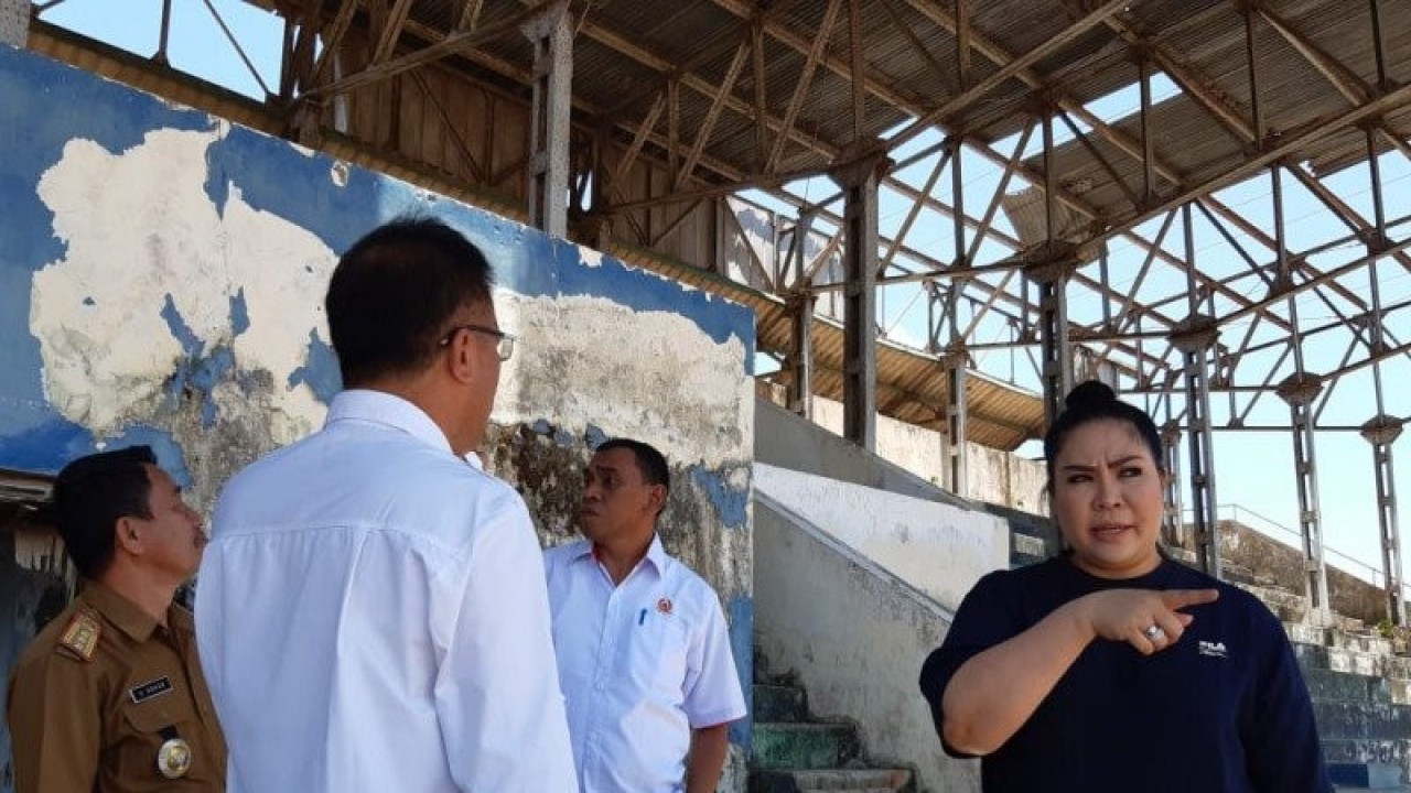 Ketua KONI Sultra, Agista Ariany Ali Mazi, didampingi Kadispora Sultra, Azhar dan Ketua Asprov PSSI Sultra, Sabaruddin Labamba, saat meninjau kondisi Stadion Lakidende Kendari, Senin. (Foto ANTARA/Suparman)