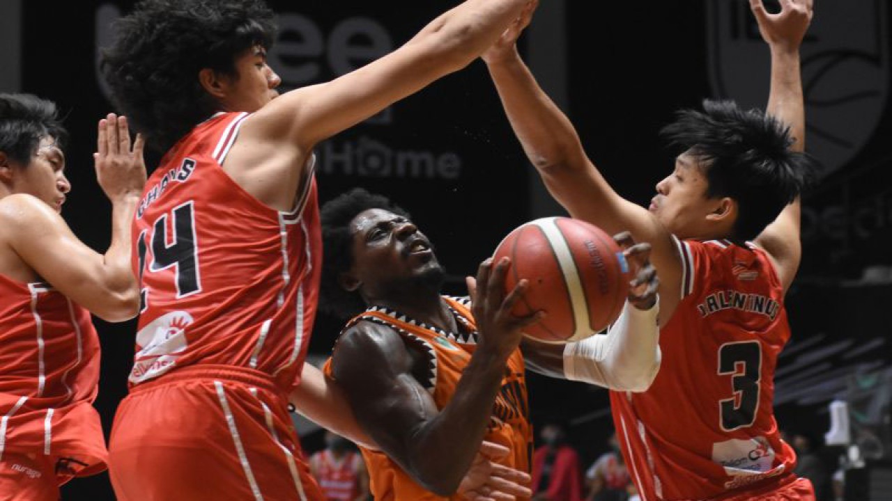 Arsip - Pebasket Indonesia Patriots Julian Chalias (kedua kiri) dan Valentinus Wongso (kanan) berusaha menghalangi pergerakan pebasket NSH Mountain Gold Timika Shavar Tahrel (kedua kanan) dalam pertandingan lanjutan Indonesian Basketball League (IBL) 2022 di Hall Basket Kompleks Gelora Bung Karno (GBK), Senayan, Jakarta, Sabtu (5/3/2022). NSH Mountain Gold Timika mengalahkan Indonesia Patriots dengan skor 74-49. ANTARA FOTO/Indrianto Eko Suwarso/wsj.