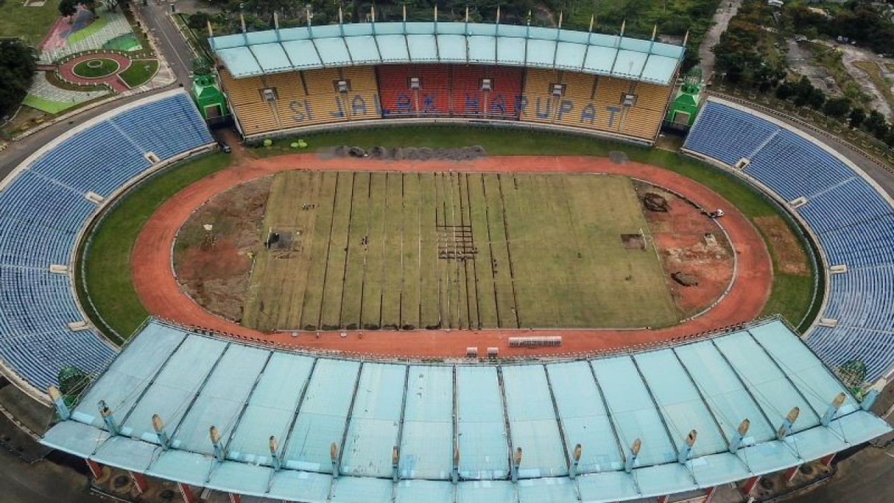Foto udara Stadion Si Jalak Harupat yang tengah direnovasi, di Soreang, Kabupaten Bandung, Jawa Barat, Rabu (18/1/2023). Pemerintah melalui Kementerian PUPR merenovasi Stadion Si Jalak Harupat yang ditujukan untuk perhelatan Piala Dunia U-20 pada Mei hingga Juni 2023. ANTARA FOTO/Raisan Al Farisi/tom. (ANTARA FOTO/RAISAN AL FARISI)